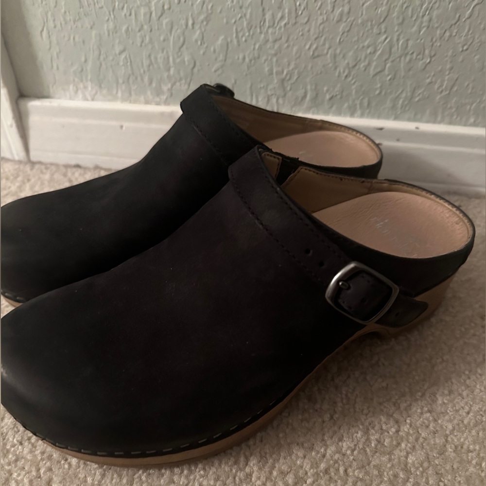 Da skin women’s clogs size 7